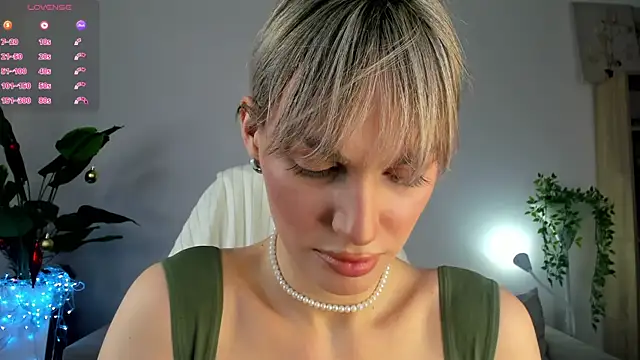 Snapshot of Ice_Strawberry chatting on December 20, 2025, 2:14 am Ice Strawberry online show from December 20, 2025, 2:14 am