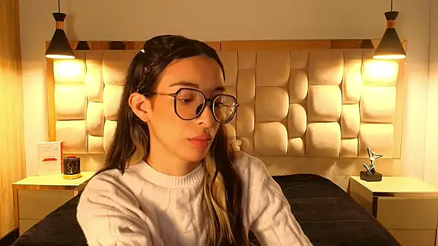 Emilia Bons online show from February 9, 2026, 2:15 pm