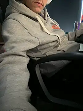 solooboy18 online show from September 28, 2025, 11:50 am