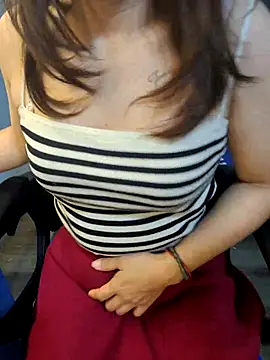 Snapshot of Bee_sweet chatting on April 3, 2026, 9:54 pm Bee sweet online show from April 3, 2026, 9:54 pm