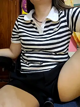 Snapshot of Bee_sweet chatting on September 13, 2025, 4:18 pm Bee sweet online show from September 13, 2025, 4:18 pm