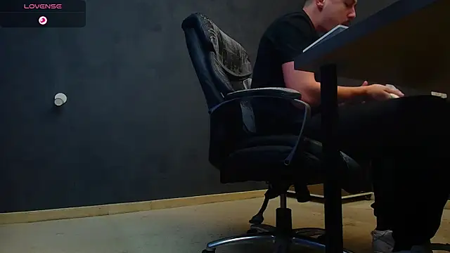 EnzoRace online show from October 22, 2025, 4:45 am