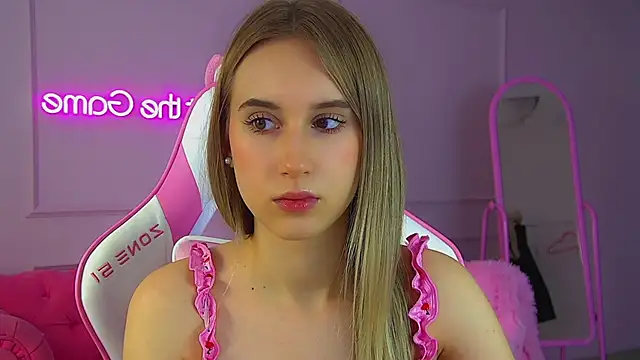 VictoriaHopsons online show from November 19, 2025, 6:08 pm