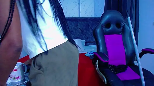 mia  thomson  online show from November 27, 2025, 1:11 pm