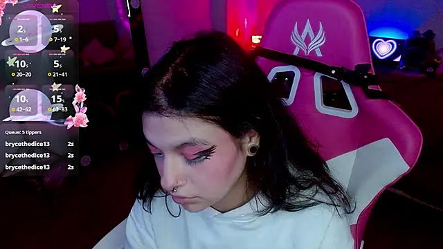 larah uwu online show from October 27, 2025, 7:48 pm