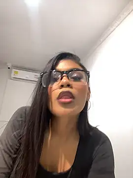 AlaiaMoretti online show from November 9, 2025, 2:37 am