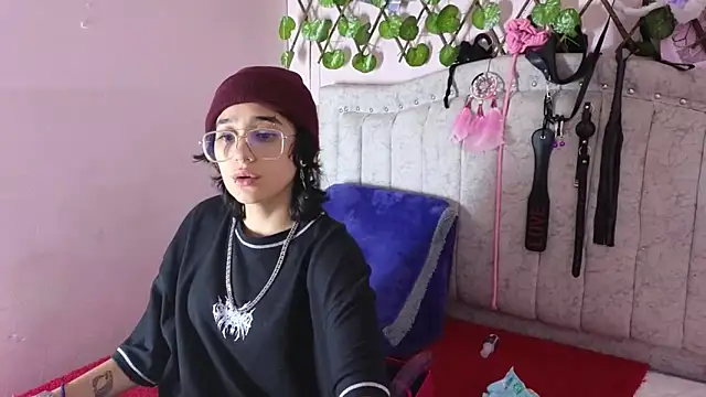 katalinathxandbritney1 online show from September 22, 2025, 2:39 am