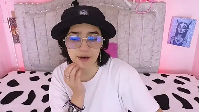 katalinathxandbritney1 online show from September 15, 2025, 9:15 pm