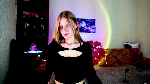 Snapshot of Luntryy chatting on October 3, 2025, 10:28 am Luntryy online show from October 3, 2025, 10:28 am