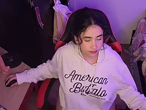 Snapshot of ChloeSnoww chatting on October 2, 2025, 3:32 am ChloeSnoww online show from October 2, 2025, 3:32 am