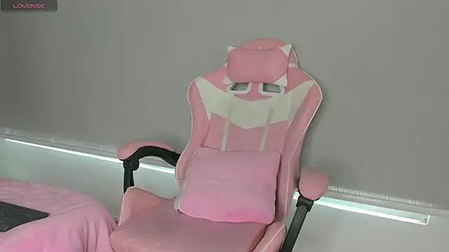 kendal hot01 online show from November 6, 2025, 11:47 am