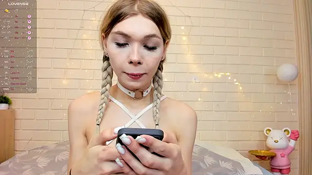 Blondy Fina online show from February 20, 2026, 4:42 am