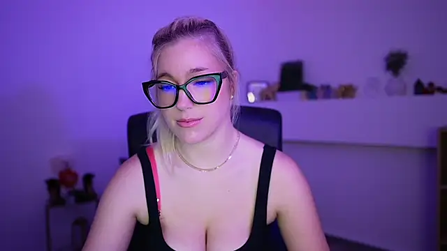 leokitty  online show from April 15, 2026, 1:37 pm