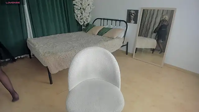 LiliaMoons online show from November 19, 2025, 11:32 am