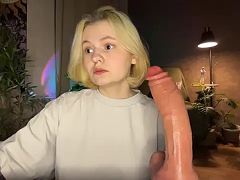 Snapshot of MoonIvy_ chatting on June 23, 2026, 7:23 pm MoonIvy online show from June 23, 2026, 7:23 pm