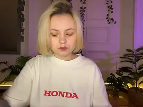 Snapshot of MoonIvy_ chatting on July 16, 2026, 7:55 pm MoonIvy online show from July 16, 2026, 7:55 pm