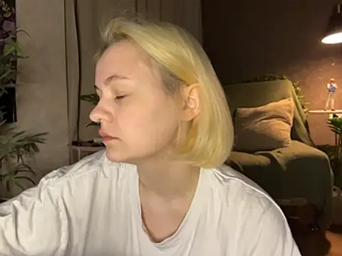 Snapshot of MoonIvy_ chatting on June 14, 2026, 7:48 pm MoonIvy online show from June 14, 2026, 7:48 pm