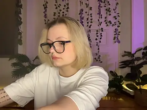 Snapshot of MoonIvy_ chatting on July 25, 2026, 8:26 pm MoonIvy online show from July 25, 2026, 8:26 pm