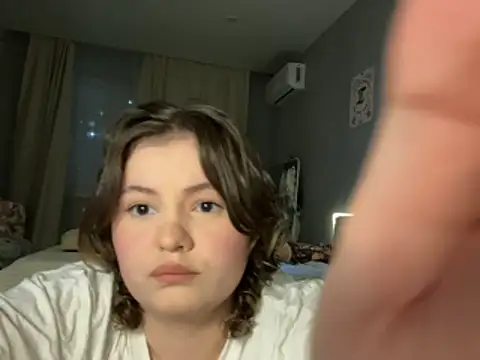 Snapshot of MoonIvy_ chatting on December 3, 2025, 5:23 pm MoonIvy online show from December 3, 2025, 5:23 pm