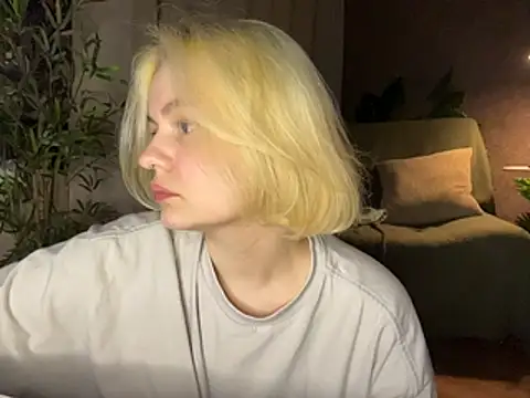 Snapshot of MoonIvy_ chatting on June 8, 2026, 7:36 pm MoonIvy online show from June 8, 2026, 7:36 pm