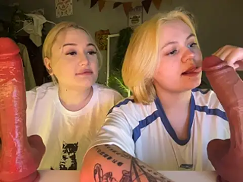 Snapshot of MoonIvy_ chatting on February 19, 2026, 6:16 pm MoonIvy online show from February 19, 2026, 6:16 pm