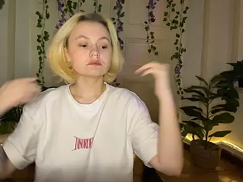 Snapshot of MoonIvy_ chatting on July 3, 2026, 7:31 pm MoonIvy online show from July 3, 2026, 7:31 pm
