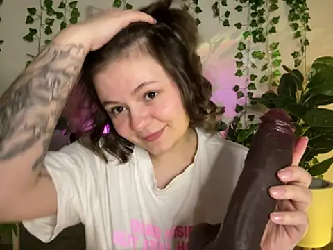 Snapshot of MoonIvy_ chatting on February 5, 2026, 6:37 pm MoonIvy online show from February 5, 2026, 6:37 pm