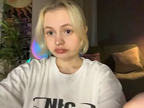 Snapshot of MoonIvy_ chatting on June 26, 2026, 8:03 pm MoonIvy online show from June 26, 2026, 8:03 pm