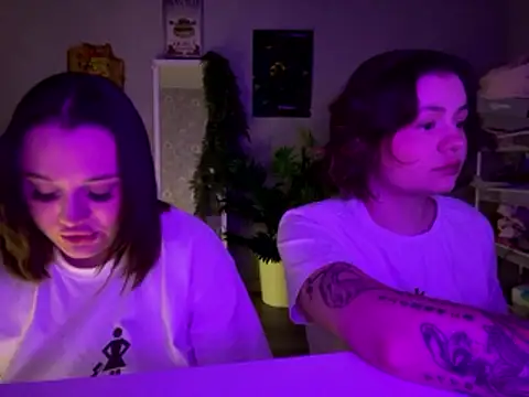 Snapshot of MoonIvy_ chatting on January 12, 2026, 6:04 pm MoonIvy online show from January 12, 2026, 6:04 pm