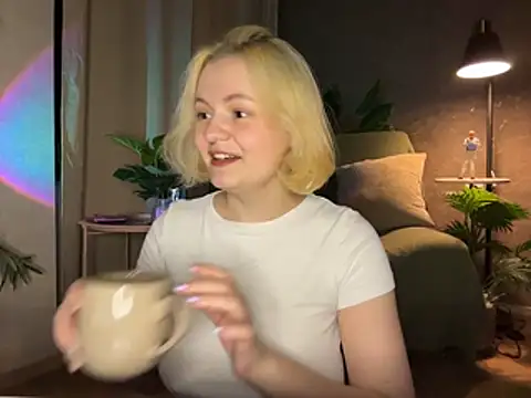 Snapshot of MoonIvy_ chatting on June 7, 2026, 7:19 pm MoonIvy online show from June 7, 2026, 7:19 pm