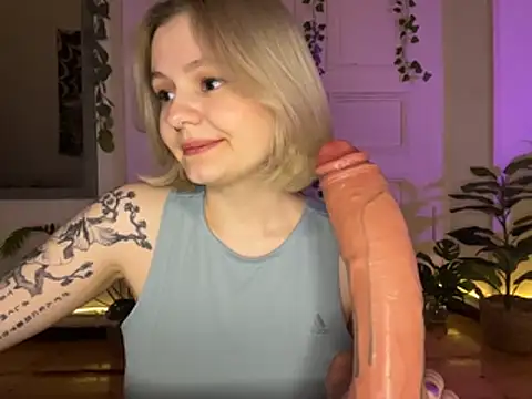 Snapshot of MoonIvy_ chatting on July 18, 2026, 8:28 pm MoonIvy online show from July 18, 2026, 8:28 pm