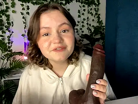 Snapshot of MoonIvy_ chatting on November 21, 2025, 6:18 pm MoonIvy online show from November 21, 2025, 6:18 pm