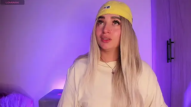 scarlett Collinss online show from November 5, 2025, 5:32 am