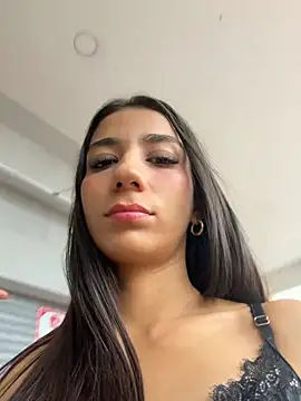 -juicy  online show from May 3, 2026, 9:40 pm