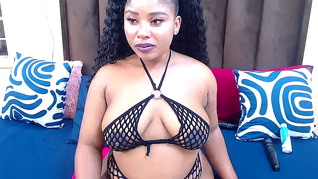 Snapshot of AfricanQueenxx40 chatting on December 3, 2025, 6:29 pm AfricanQueenxx40 online show from December 3, 2025, 6:29 pm