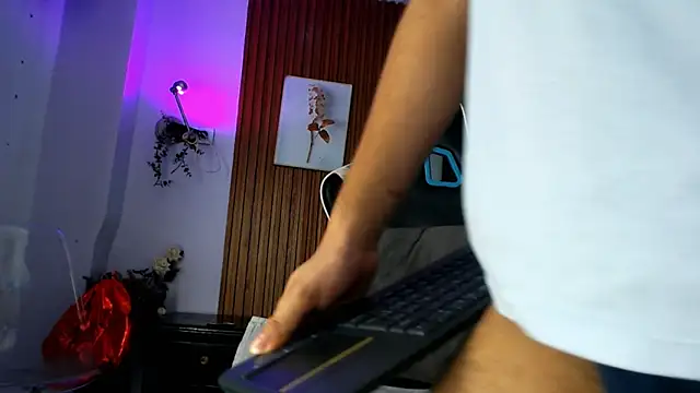 Snapshot of David_niet chatting on October 31, 2025, 5:31 pm David niet online show from October 31, 2025, 5:31 pm