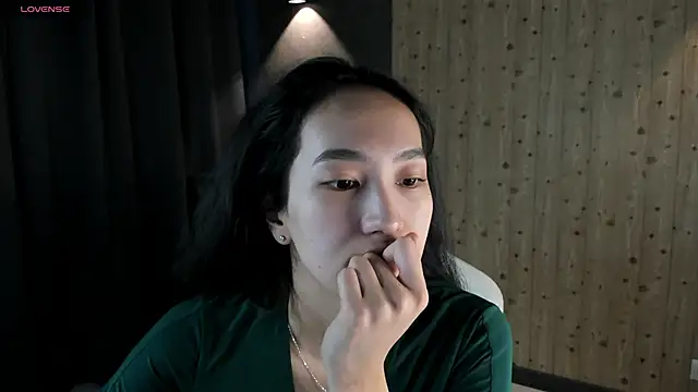 FlirtyAura online show from April 17, 2026, 3:53 am