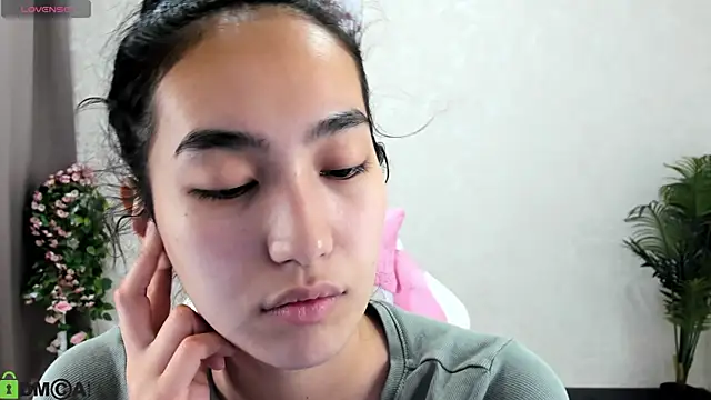 FlirtyAura online show from October 28, 2025, 3:18 am