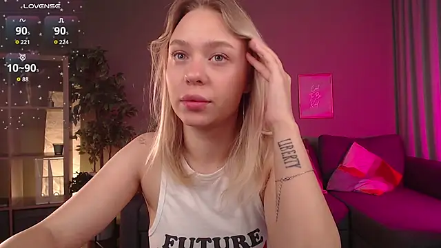 Snapshot of Pooja_Hegde chatting on September 21, 2025, 1:11 am Pooja Hegde online show from September 21, 2025, 1:11 am