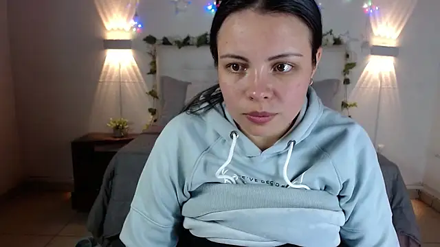 Megan 05  online show from February 7, 2026, 6:27 pm