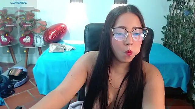 tinisweet online show from April 14, 2026, 7:52 pm