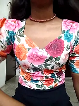 Snapshot of Naina_04 chatting on October 4, 2025, 2:57 am Naina 04 online show from October 4, 2025, 2:57 am