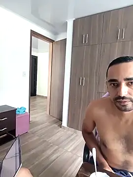 stivenlujan69 online show from October 31, 2025, 2:35 pm