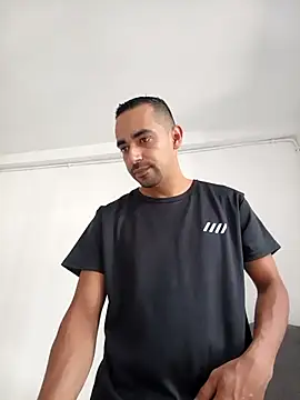 stivenlujan69 online show from April 12, 2026, 8:34 pm