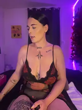 JuliaLaRousse online show from June 18, 2026, 7:18 am