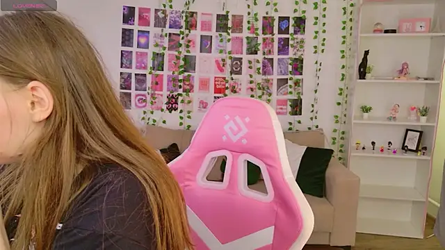 Moon  Bunny online show from March 11, 2026, 12:54 pm