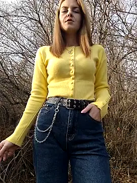 YOOUR EVAA online show from November 20, 2025, 8:59 am