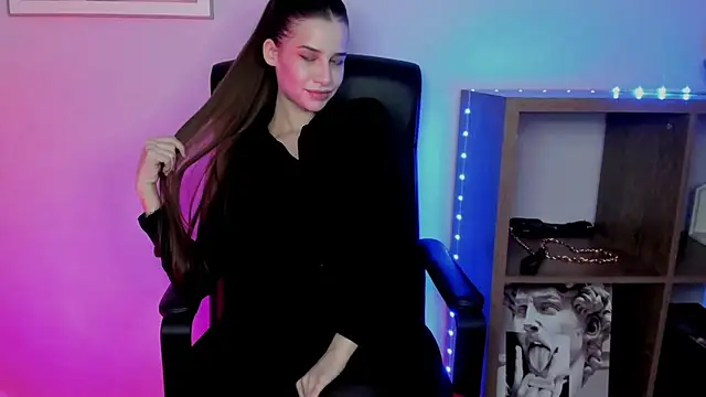 LuxMaya online show from December 19, 2025, 7:44 am