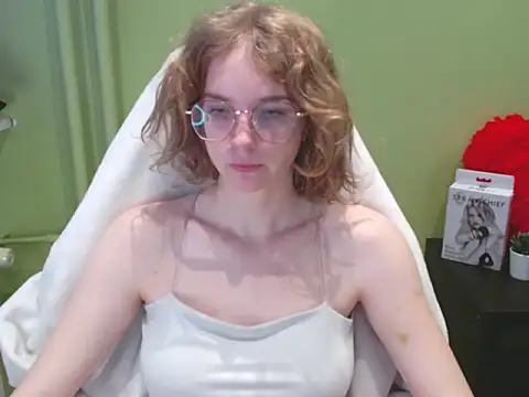 juicyPenny online show from December 2, 2025, 7:32 am