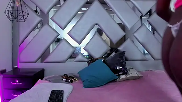 Lorenn Hill online show from November 4, 2025, 1:04 pm